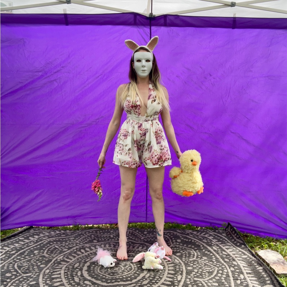 XS Moxeay White/Pink floral romper/shorts with deep v-neck halter. Zipper back